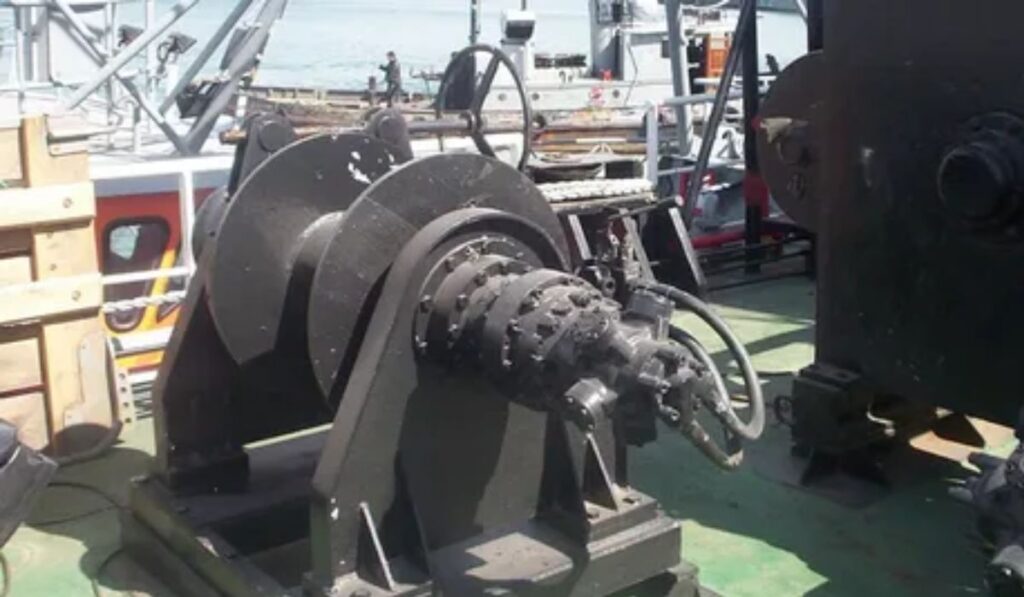 What Safety Measures Should Be Taken When Operating Hydraulic Deck Machinery?